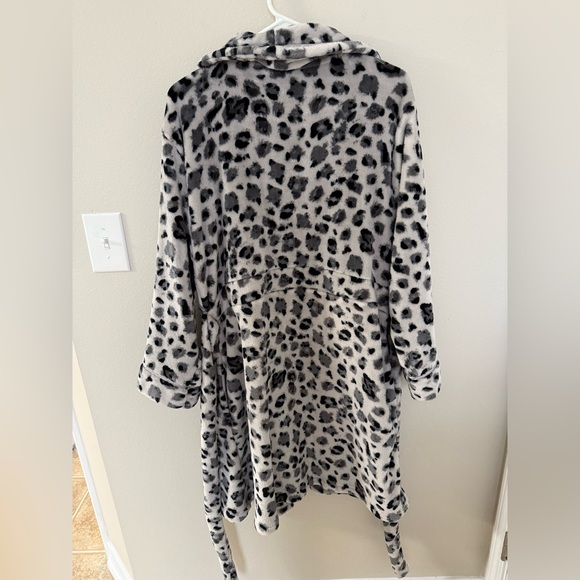 Junior Girls Large Soft and Fuzzy Leopard Print Bathrobe - Picture 7 of 7